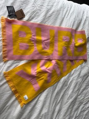 Burberry scarf 100% wool